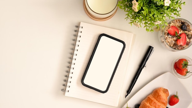 telefon i notatnik z przepisami