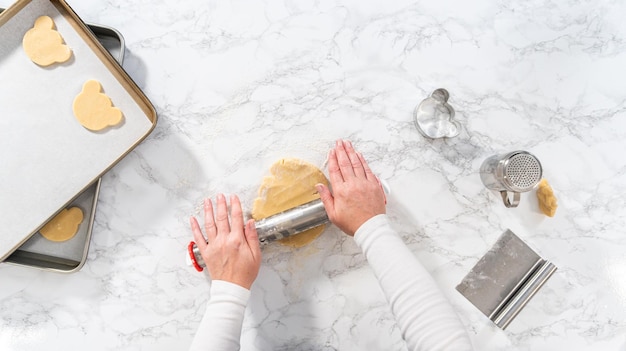 osoba przygotowująca ciasto